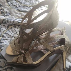 Marc Fisher - Nala3 mid heel with zipper back